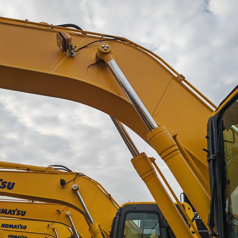 स्टॉक में बड़ा प्रयुक्त खुदाई मशीन KOMATSU PC220-8/नया आगमन दूसरा हाथ KOMATSU PC220-8
